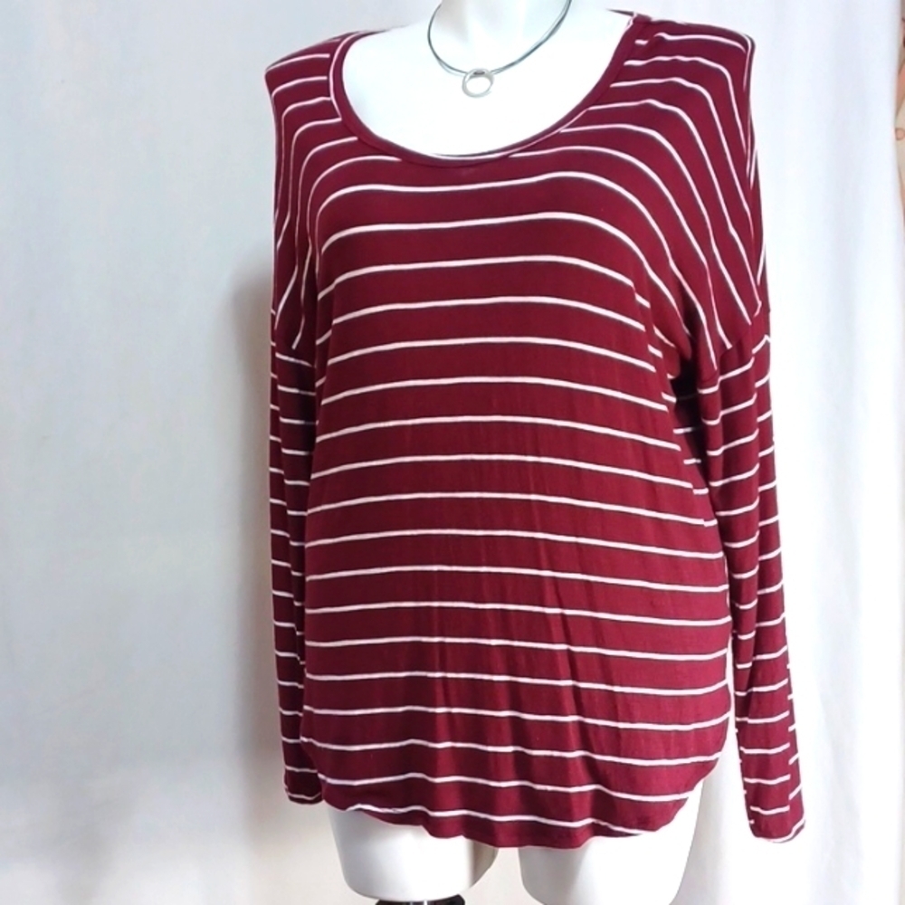 Old Navy woman top size Large in a beautiful burgundy striped polyester